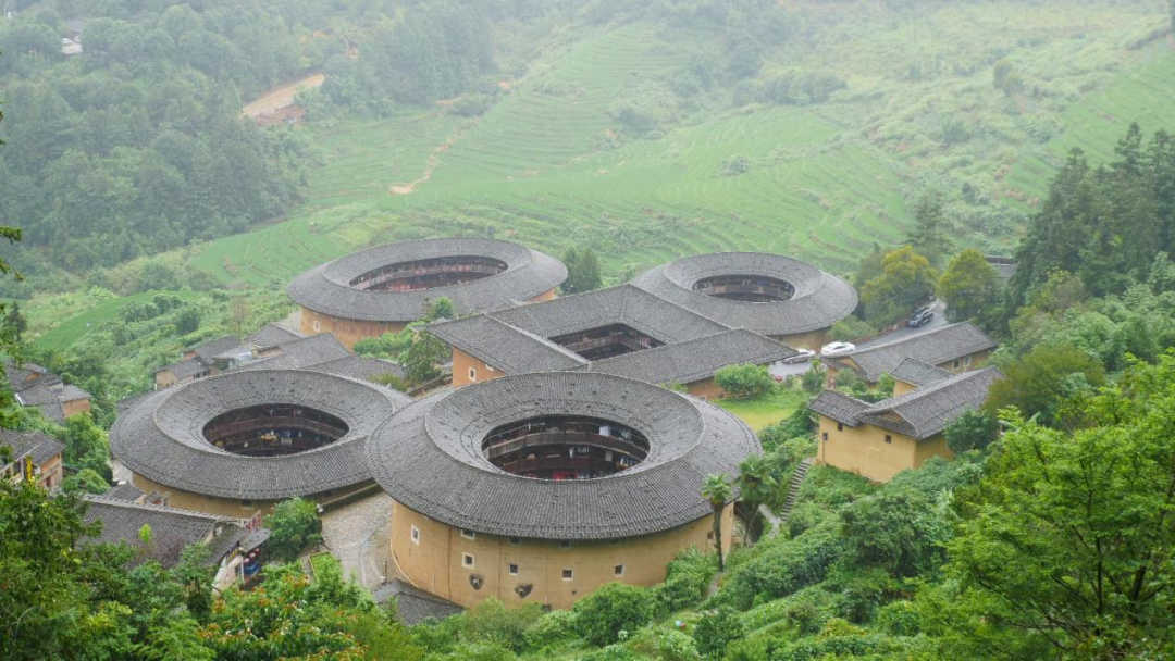 这是雨中的田螺坑土楼群。新华社记者 周义 摄