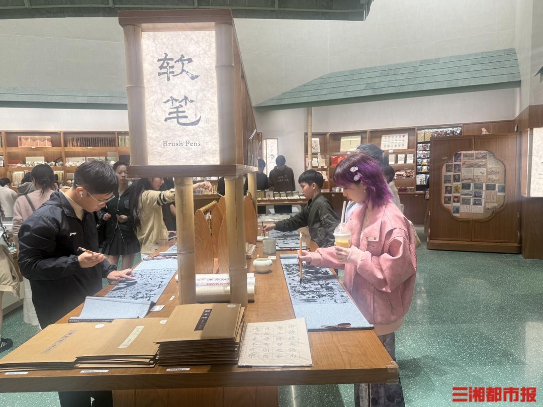 追新看点丨太会玩了！这届年轻人如何哄自己开心？