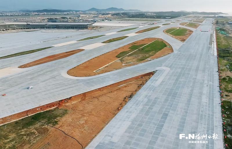 长乐机场二期扩建工程主跑道贯通