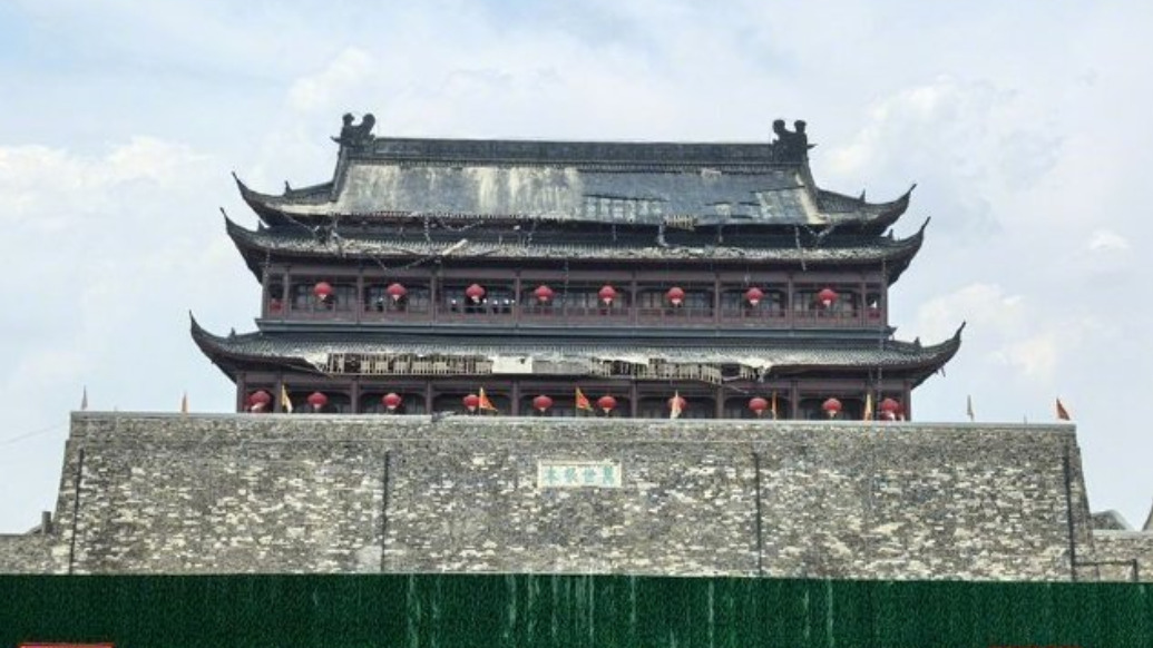 2025年5月19日傍晚，安徽省滁州市凤阳县明中都鼓楼发生楼顶瓦片大面积脱落事件，引发公众对古建筑修缮工程质量及监管的广泛关注。