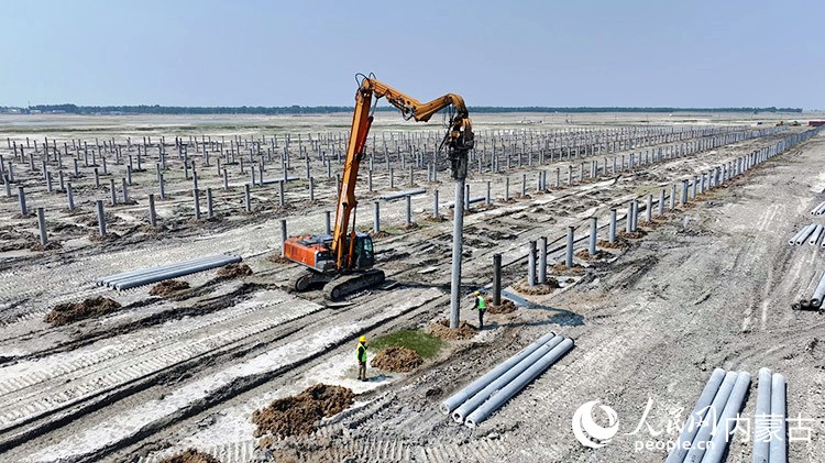 2025年6月，防沙治沙和风电光伏一体化工程项目开工建设现场。受访单位供图